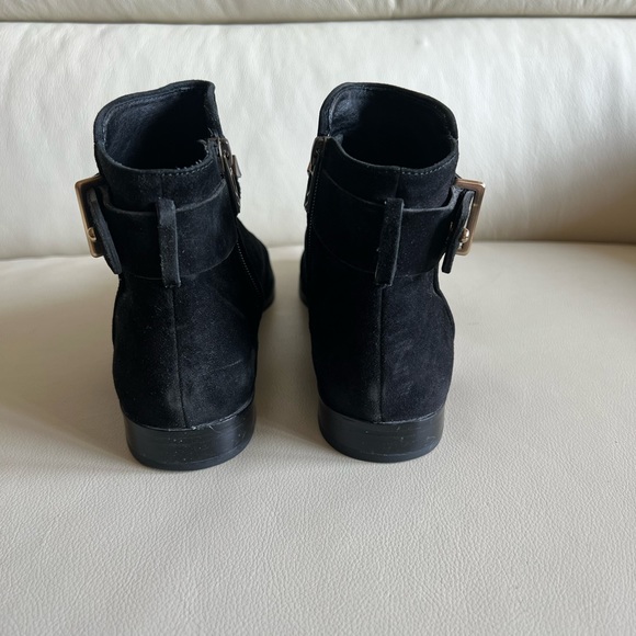 House of Harlow Black Suede Low Ankle Boot Size 7 - Picture 4 of 6